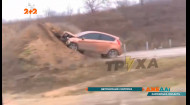 Дорожники под Харьковом обустроили песчаное препятствие для водителей