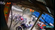 Трагическая случайность в Индии: рикшу на мопеде возле обочины снес грузовик
