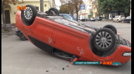 Безумные кульбиты на перекрестке в Киеве: авто остановилось на крыше