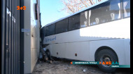 В Одессе автобус вдруг понесло на автомобили, затем в дерево и магазин