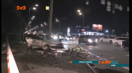 В Киеве автомобиль выехал на встречную полосу и врезался в бетонный столб