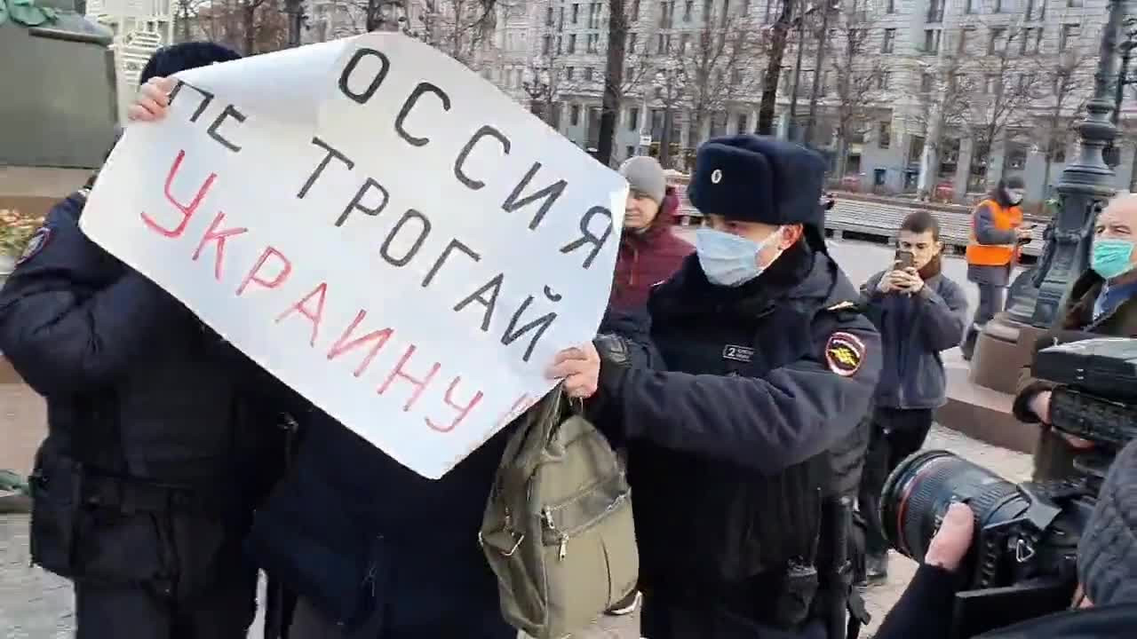 В России разогнали митинг против войны с Украиной