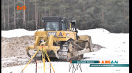Зимний ремонт: десяток рабочих бросает асфальт в ямы на заледеневшей дороге