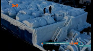 В России судно прибыло в порт с автомобилями, покрытыми толстым слоем льда