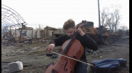 Виолончелист Лукас Стасевский сыграл в разрушенных оккупантами городах Киевской области