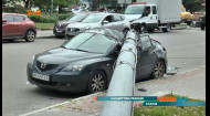 Ланцюгова аварія у Харкові: чому на припаркований автомобіль впав величезний бетонний стовп