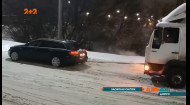 Потужні снігопади накрили кілька міст України