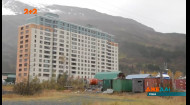 В портовому містечку на Алясці всі три сотні мешканців живуть під одним дахом