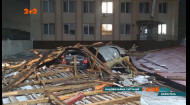 Крыша административного здания упала на припаркованные авто из-за непогоды