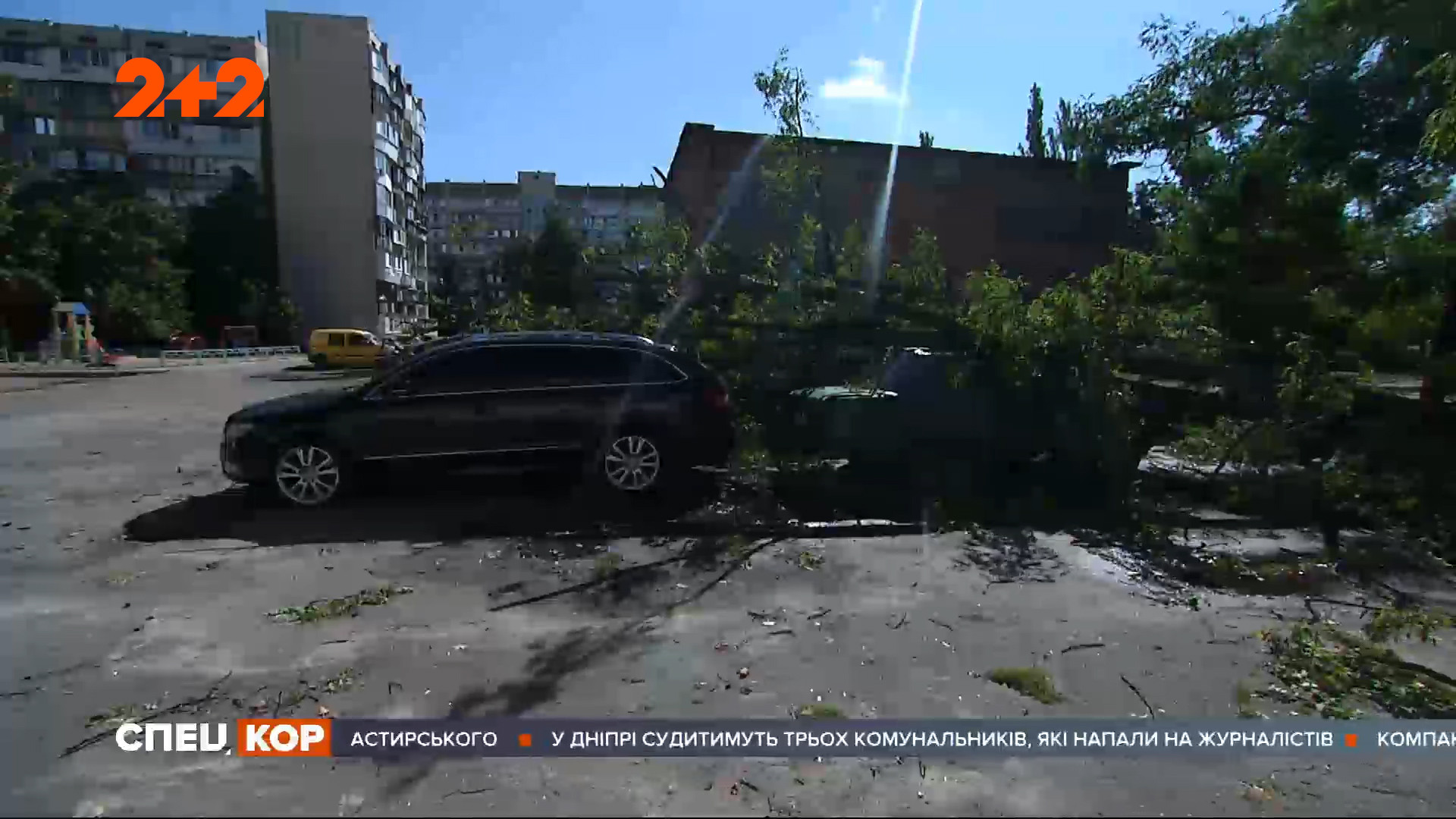 У Києві вже другу добу триває буревій