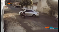 У Бразилії автомобіль підрізав байкера, який на великій швидкості врізався в електроопору