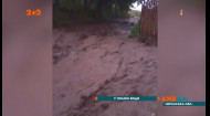 Асфальт положили, а стоки не сделали: дождевая вода на большой скорости несется в селе Карашина