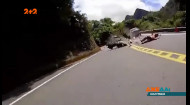 В Колумбії кілька друзів вирішили поганяти на скутерах по шосе, але їх зніс автомобіль