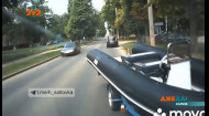 Лодка взяла на таран автомобиль: довольно курьезная авария произошла в Харькове