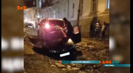 Чернівецька центральна дорога, що «ковтає легковики»: вулиця стала небезпечною для життя людей