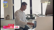 Євген Хмара виконав на фортепіано мелодію Сніданку з 1+1