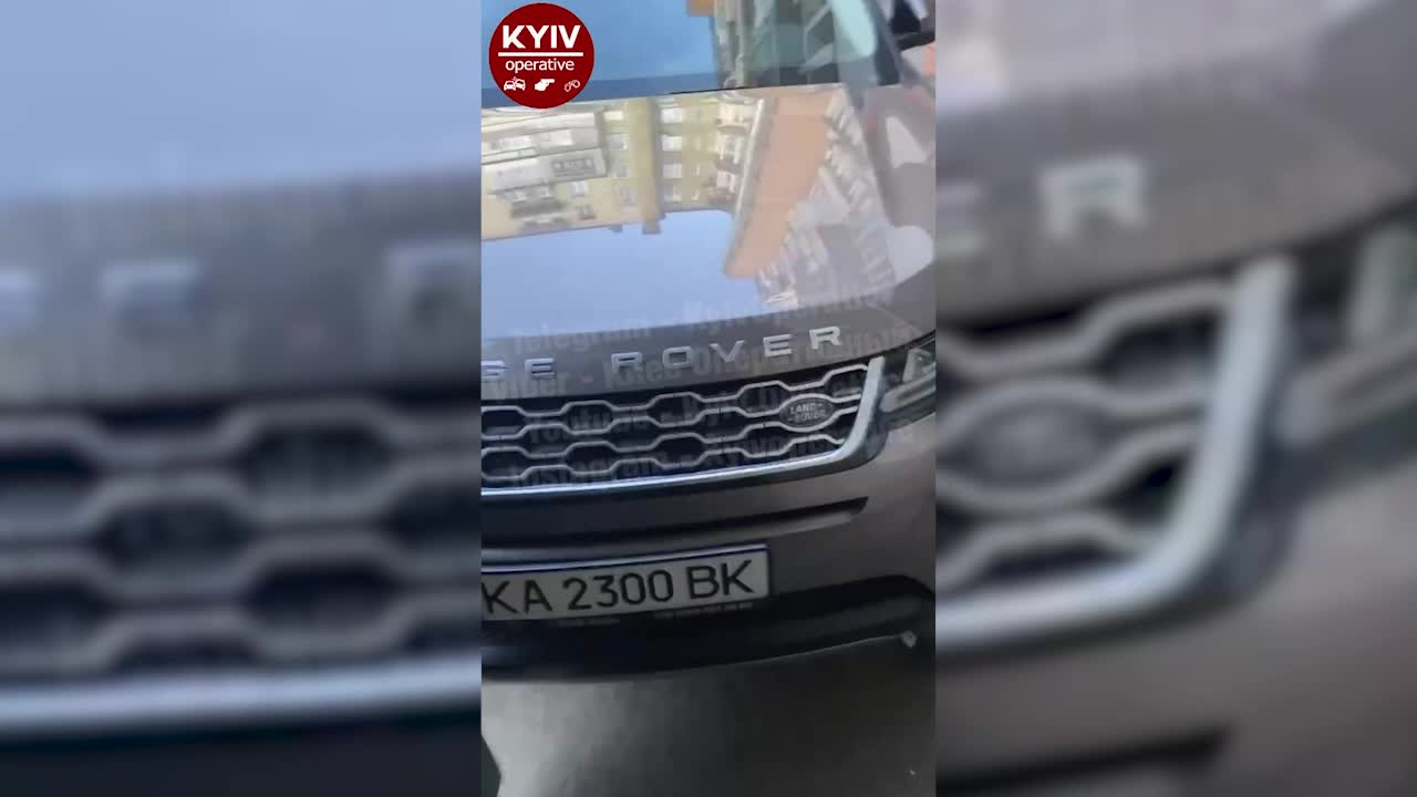 В Киеве водитель на Range Rover запарковался вплотную к подъезду