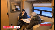 Мобільний пункт обігріву в Ірпені: Сніданок побував всередині