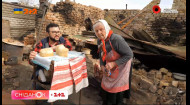 Руслан Сеничкин вместе с Верой Филипповной испекли хлеб в полуразрушенной печи