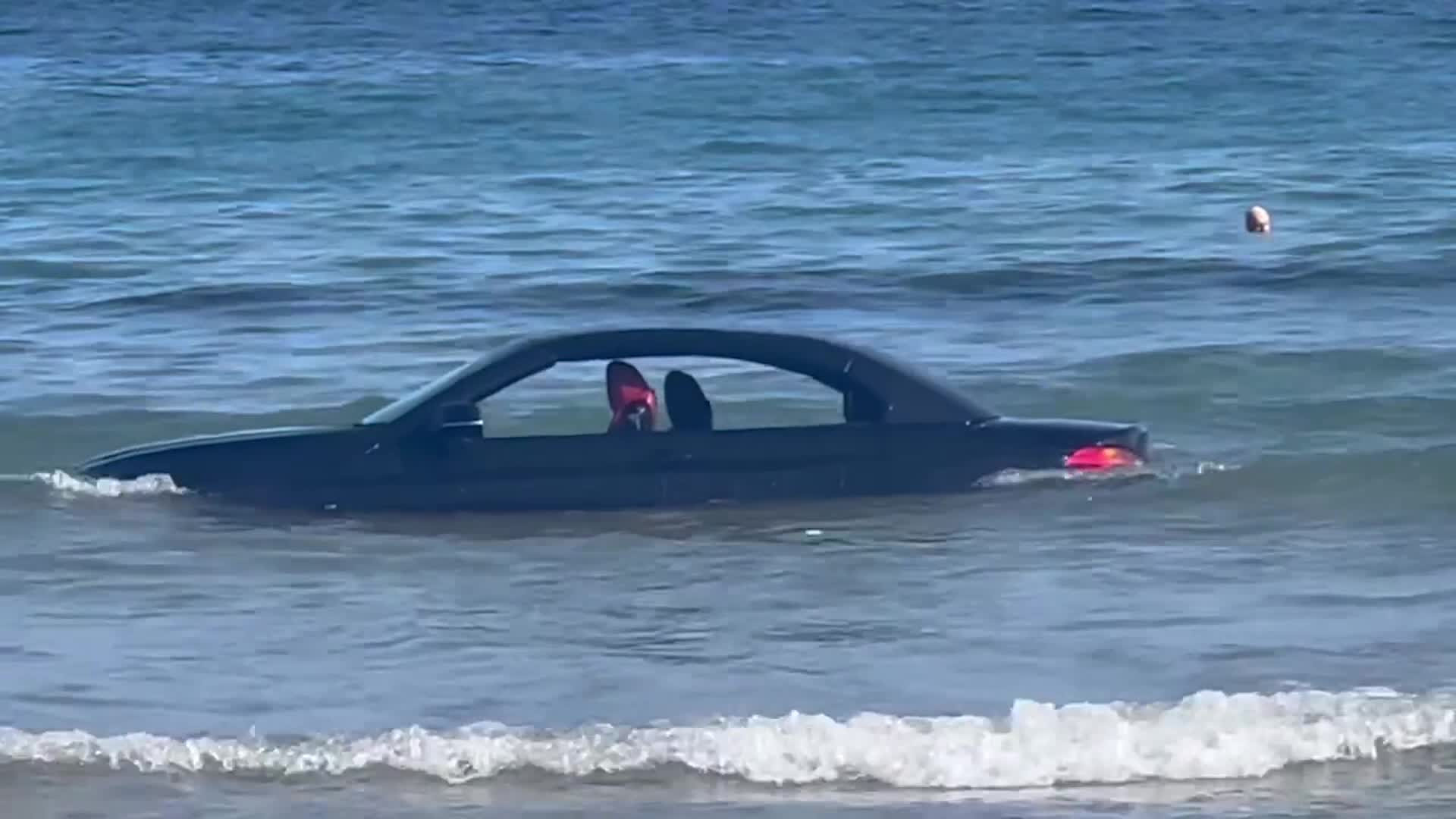 Припаркованную на пляже Корнуолла BMW смыло водой