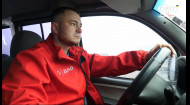 Он одолевает сотни километров под обстрелами: история водителя Новой почты Максима Корсака
