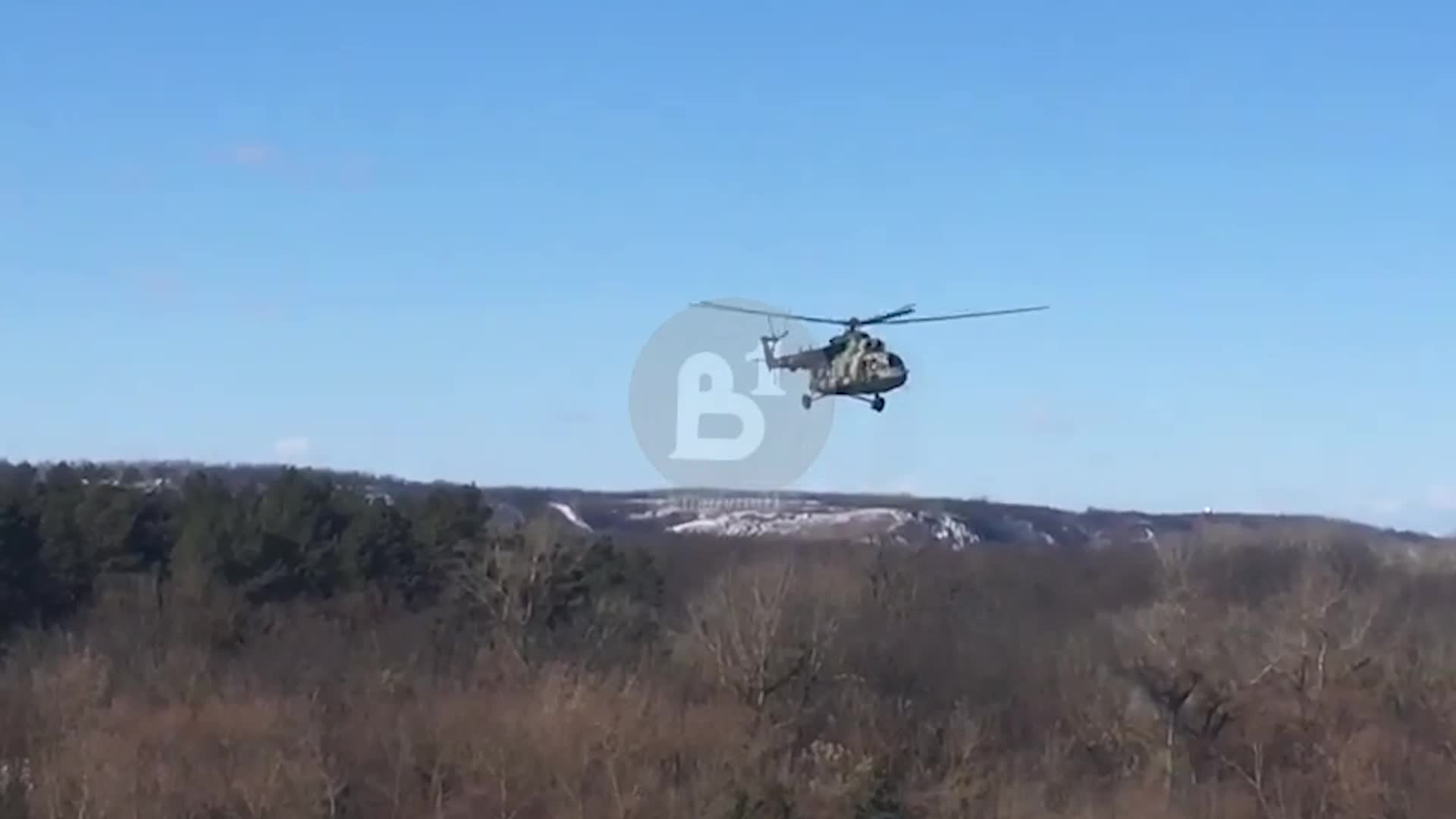 Вертолет Ми-8 зацепился за ЛЭП и совершил аварийную посадку