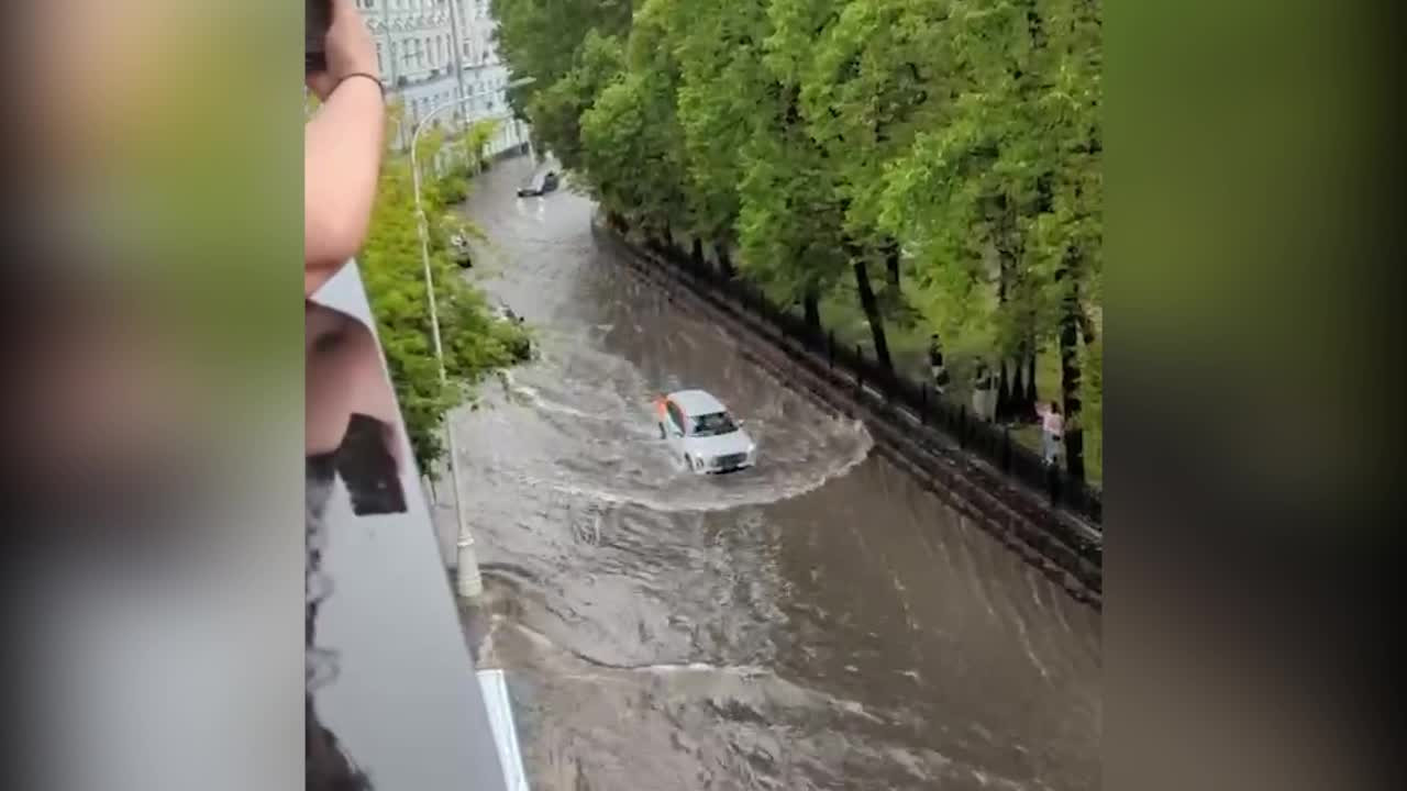 Центр Москвы ушел под воду из-за непогоды