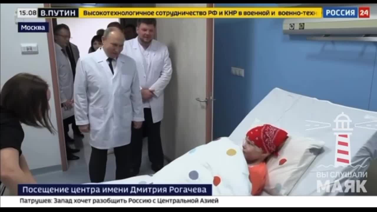 Ребенок спрятался от Путина