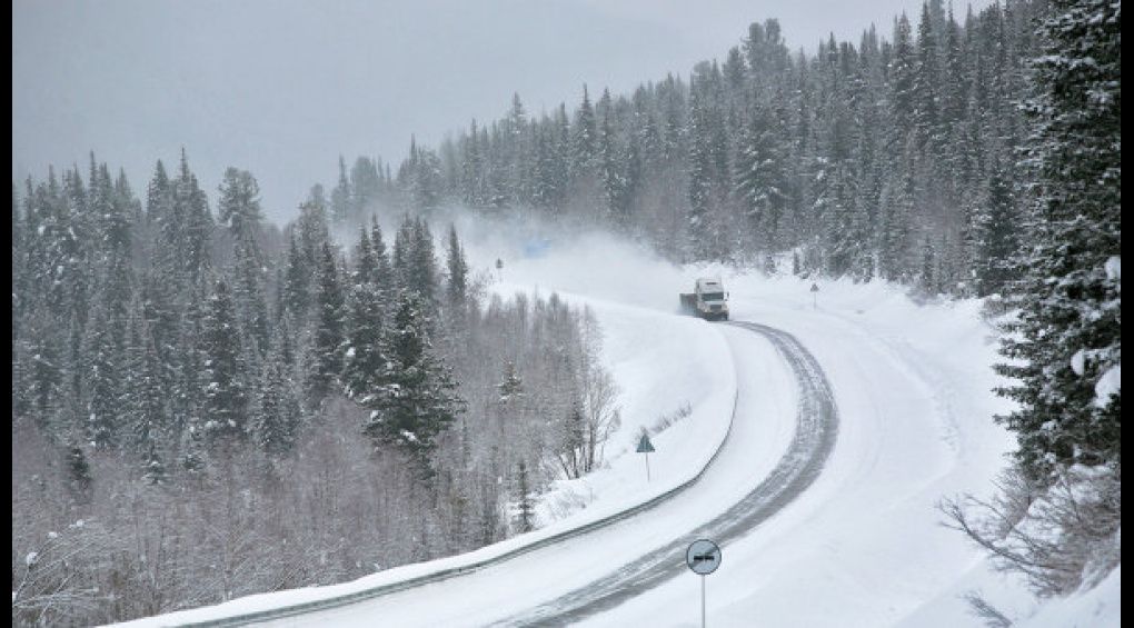 У Росії перший сніг перетворив вантажівки на некерованих монстрів
