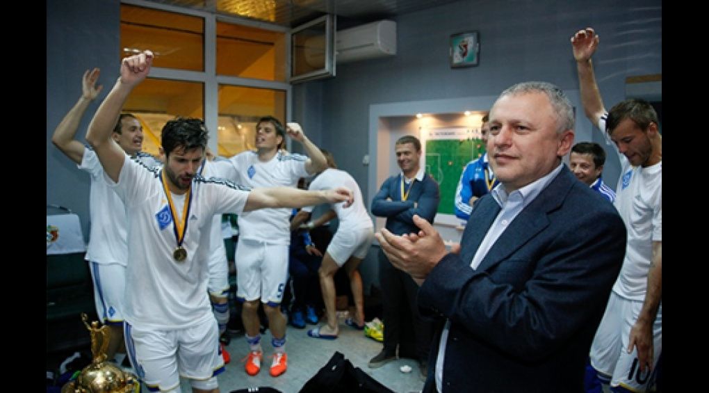 Свято в роздягальні: як "Динамо" раділо тріумфу у Кубку України