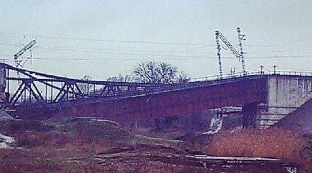 У Маріуполі на Донеччині підірвали залізничний міст