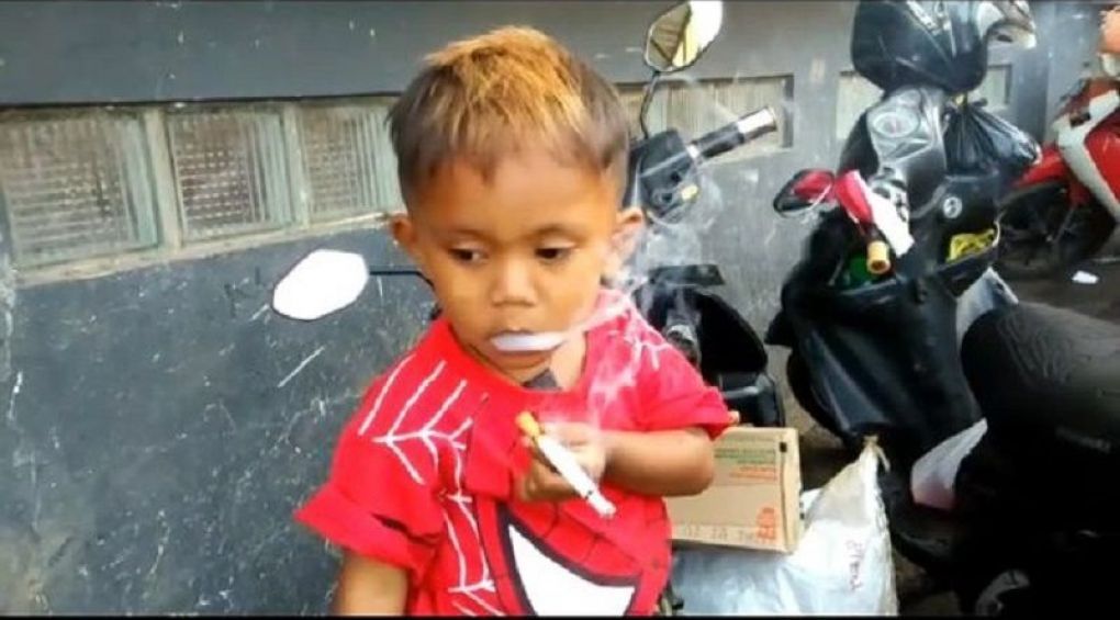 Дворічний малюк з Індонезії викурює 40 сигарет на день