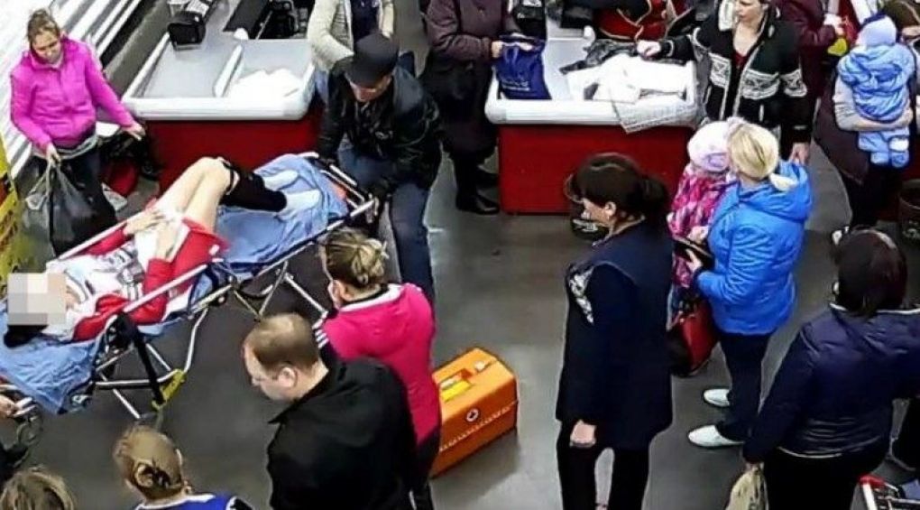 В России женщина родила на кассе супермаркета