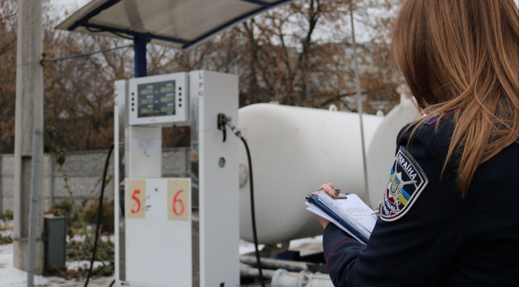 Короли бензоколонки: запорожская полиция накрыла АЗС с некачественным топливом