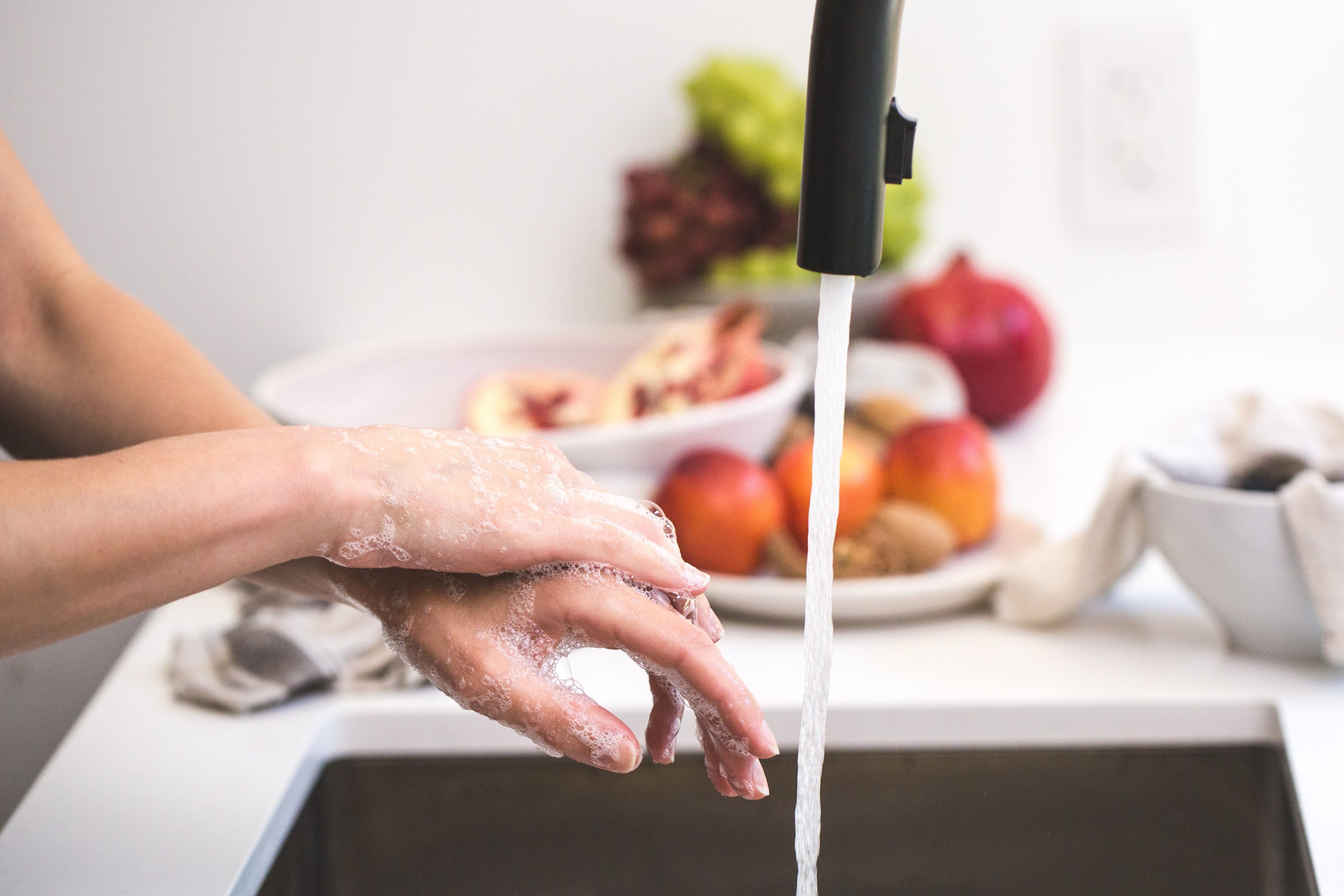 Мойте воду перед едой. Гигиена мытья рук. Мытье рук на кухне. Мытье фруктов. Гигиена приготовления пищи.