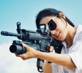 Сексуальні та небезпечні: жіночі професії, що вражають