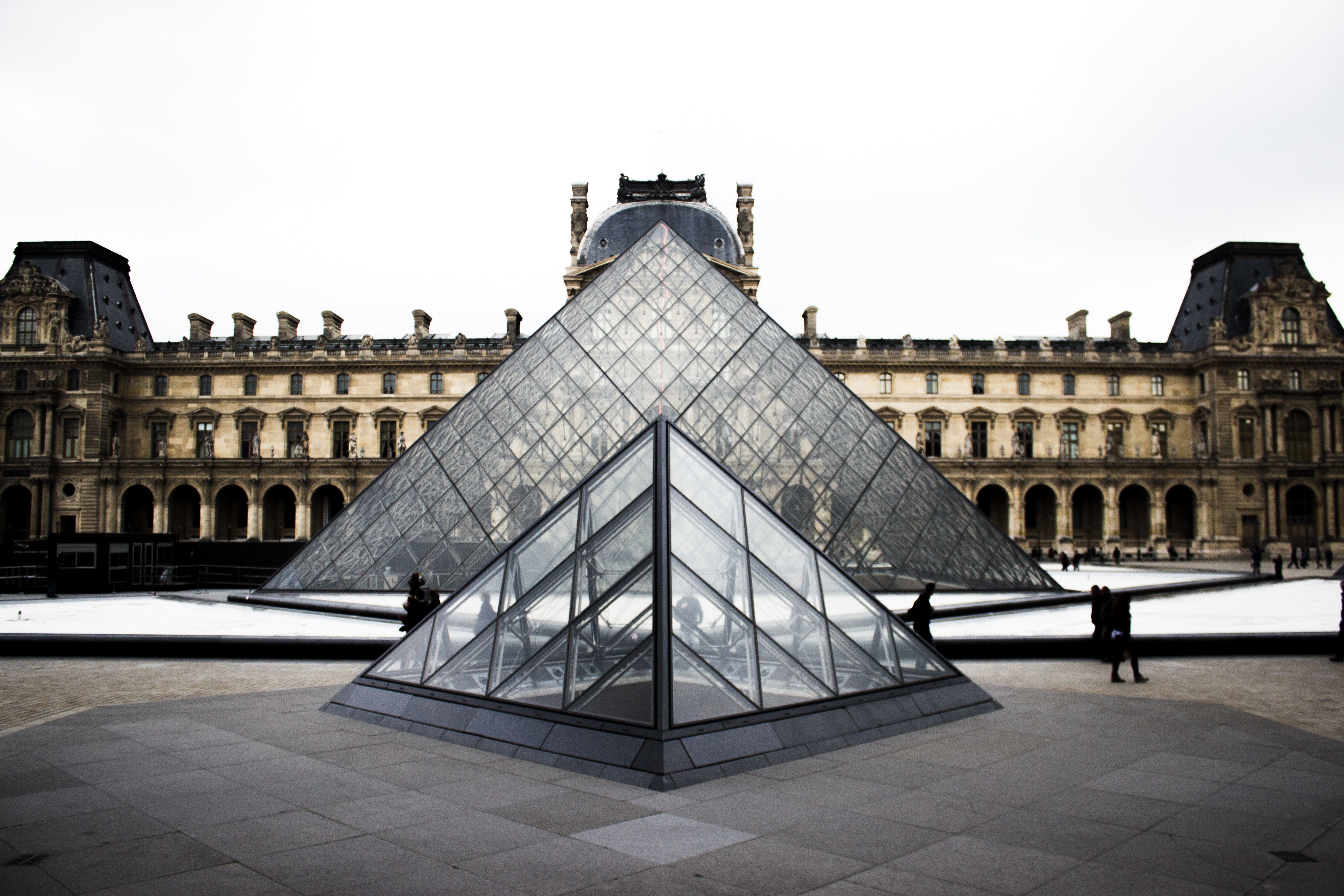 Лувр париж. Франция пирамида Лувра. Лувр Париж архитектура. Лувр здание музея. Лувр Париж здание.