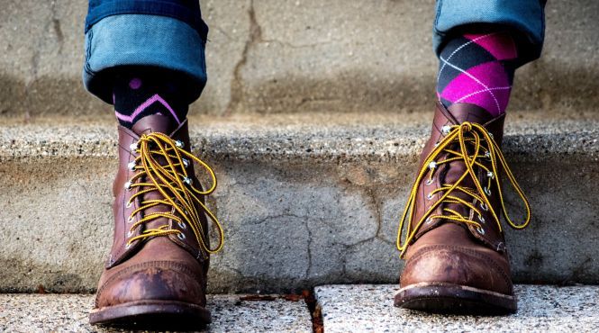 Червоні, жовті та смугасті: Cьогодні весь світ одягає різні шкарпетки