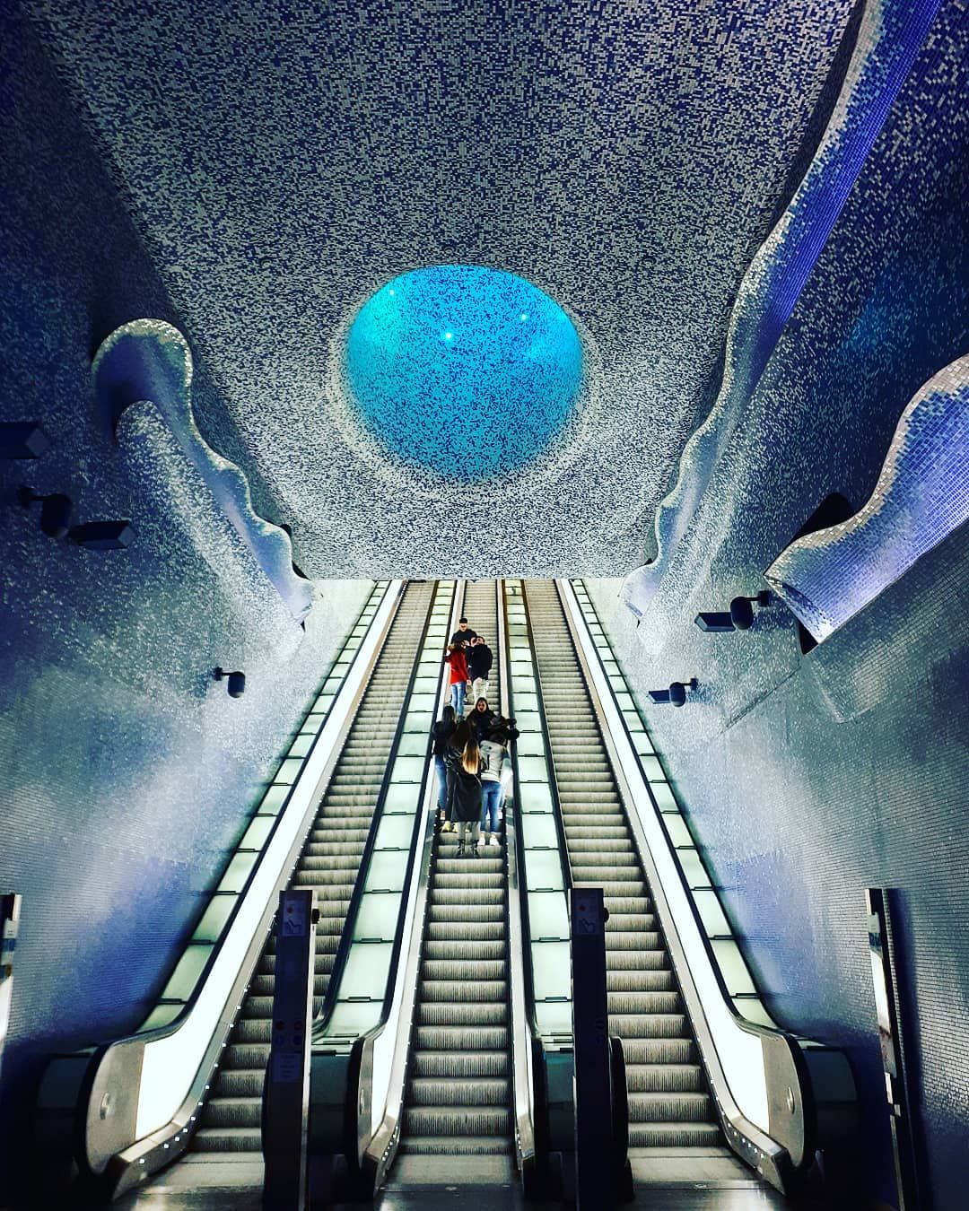 Включи крутую станцию. Станция метро Толедо Неаполь. Московское метро красивые станции. Самые красивые станции метро. Самое красивое метро в Москве.