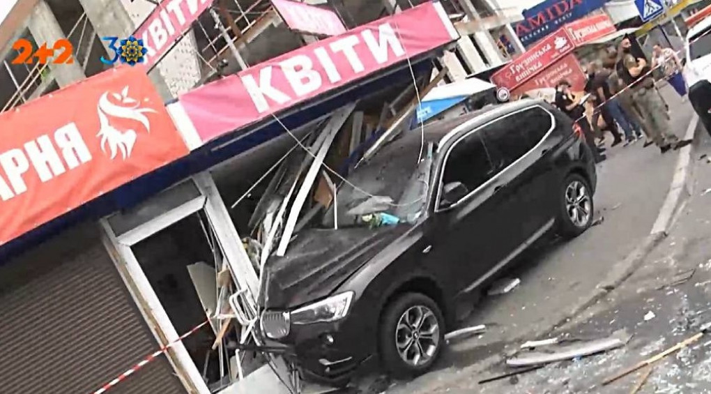 Девушка на BMW снесла три магазина и чуть не убила женщину