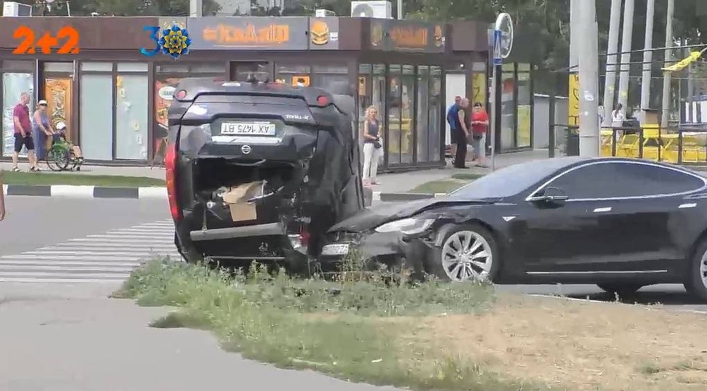 Тесла опрокинула кроссовер: страшная авария произошла в Харькове