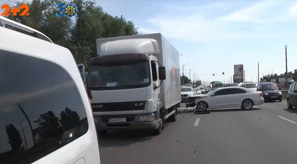 Жахлива аварія у Києві: жінка з дитиною влетіла у вантажівку