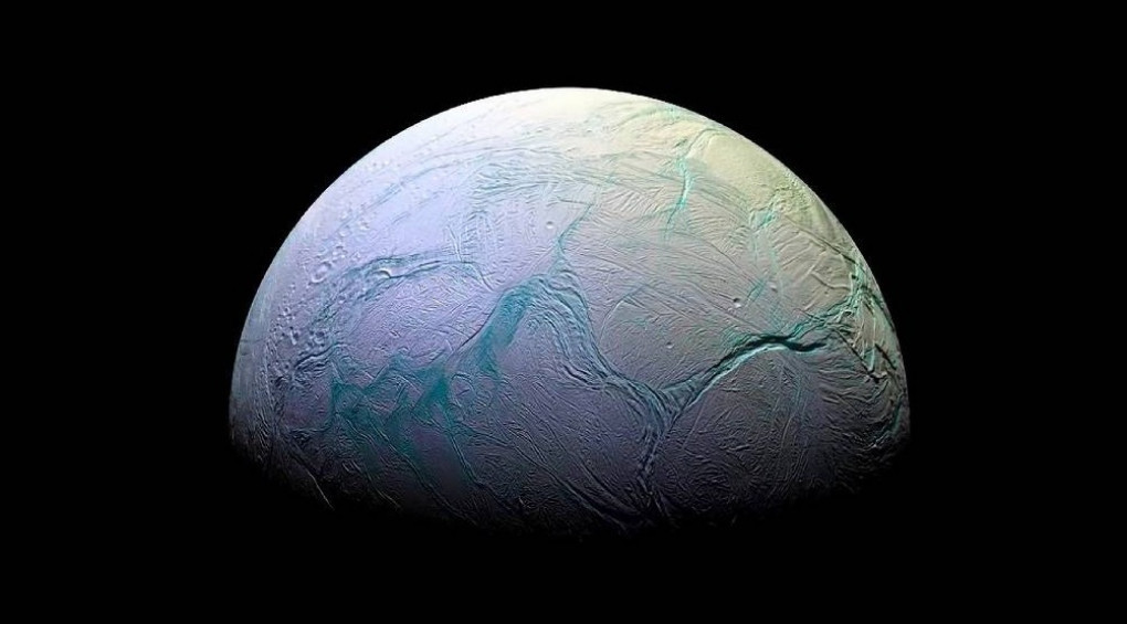 Шокирующее открытие ученых: возле планеты Сатурн развивается новая Земля