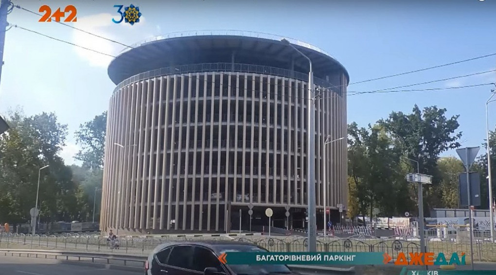 В центре Харькова вырос современный многоуровневый паркинг