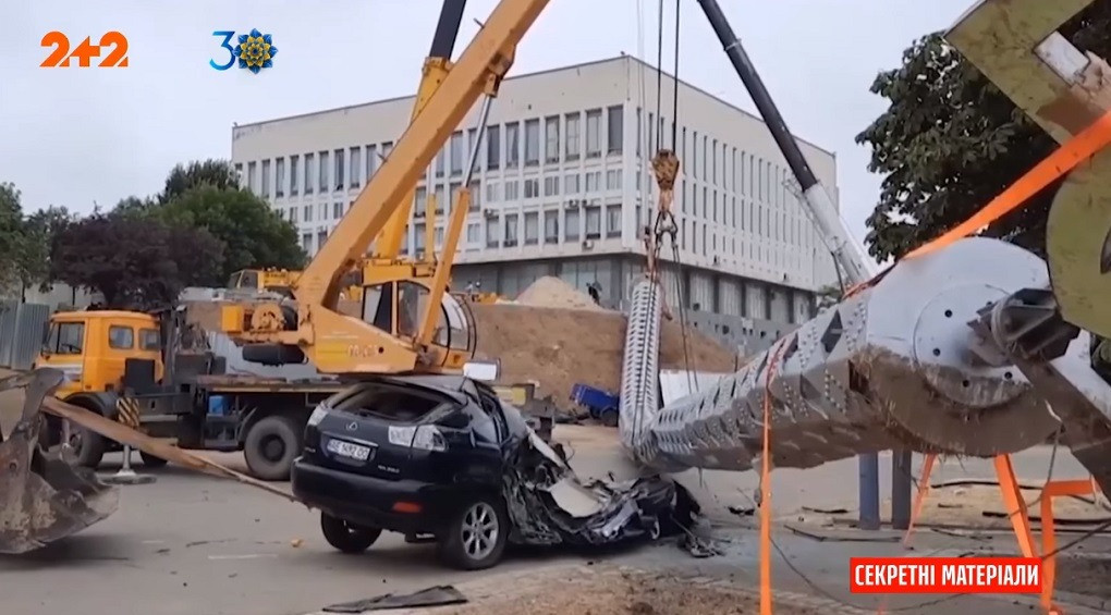 Інцидент на 8 мільйонів: в Херсоні 70-метровий флагшток розчавив авто чиновника