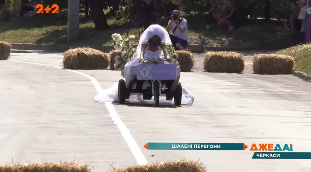 В Черкассах состоялись необычные гонки: на своей тачке в фате соревновалась «сбежавшая невеста»