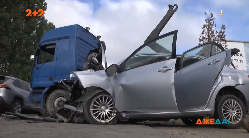 Смертельна автотроща: Toyota на великій швидкості врізалась у припарковану вантажівку