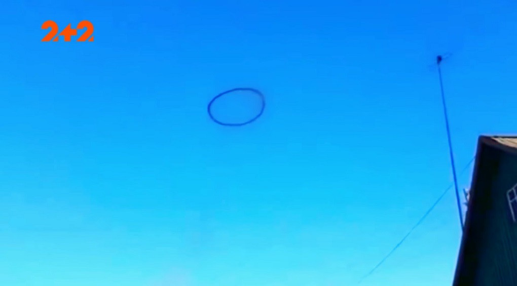 В небе над Казахстаном увидели загадочное черное кольцо: что сняли очевидцы (ВИДЕО)