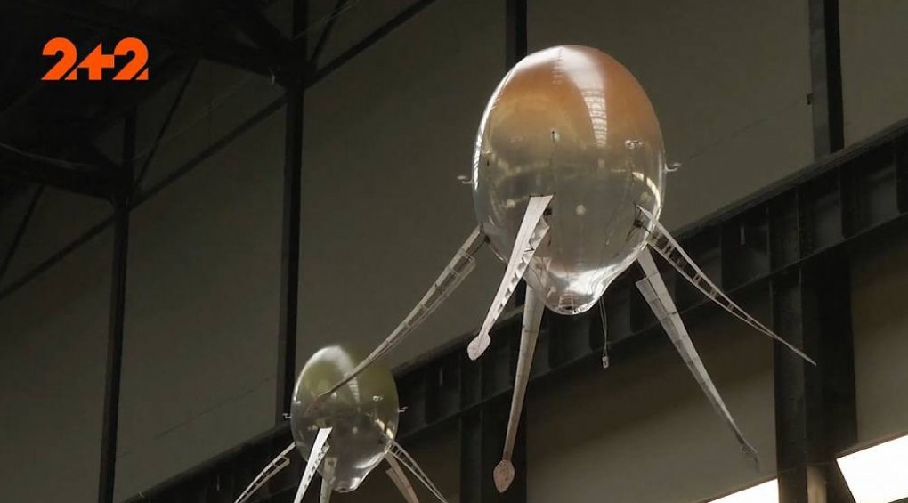 Летучие медузы с искусственным интеллектом: чудо-аэробы встречают посетителей в галерее Лондона
