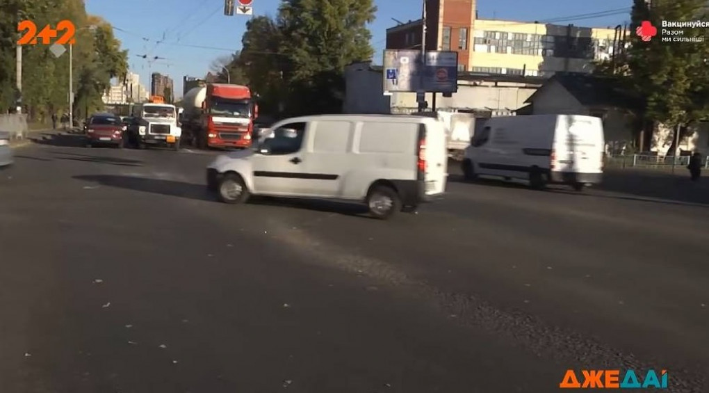 В Киеве мужчина запрыгнул на движимое авто и остановил водителя, который сбегал после ДТП – видео шокированных очевидцев